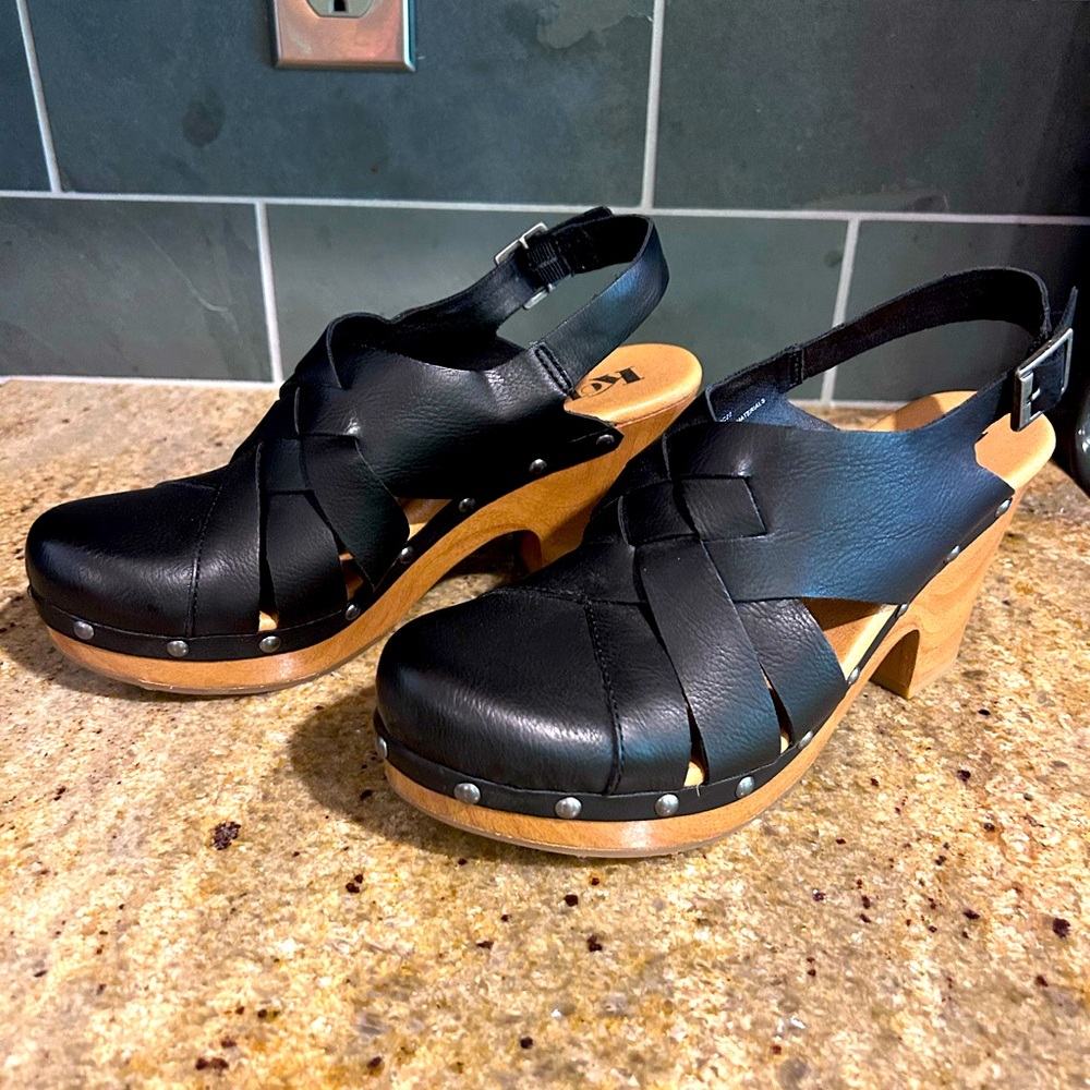 Kork woven wedge shoes.